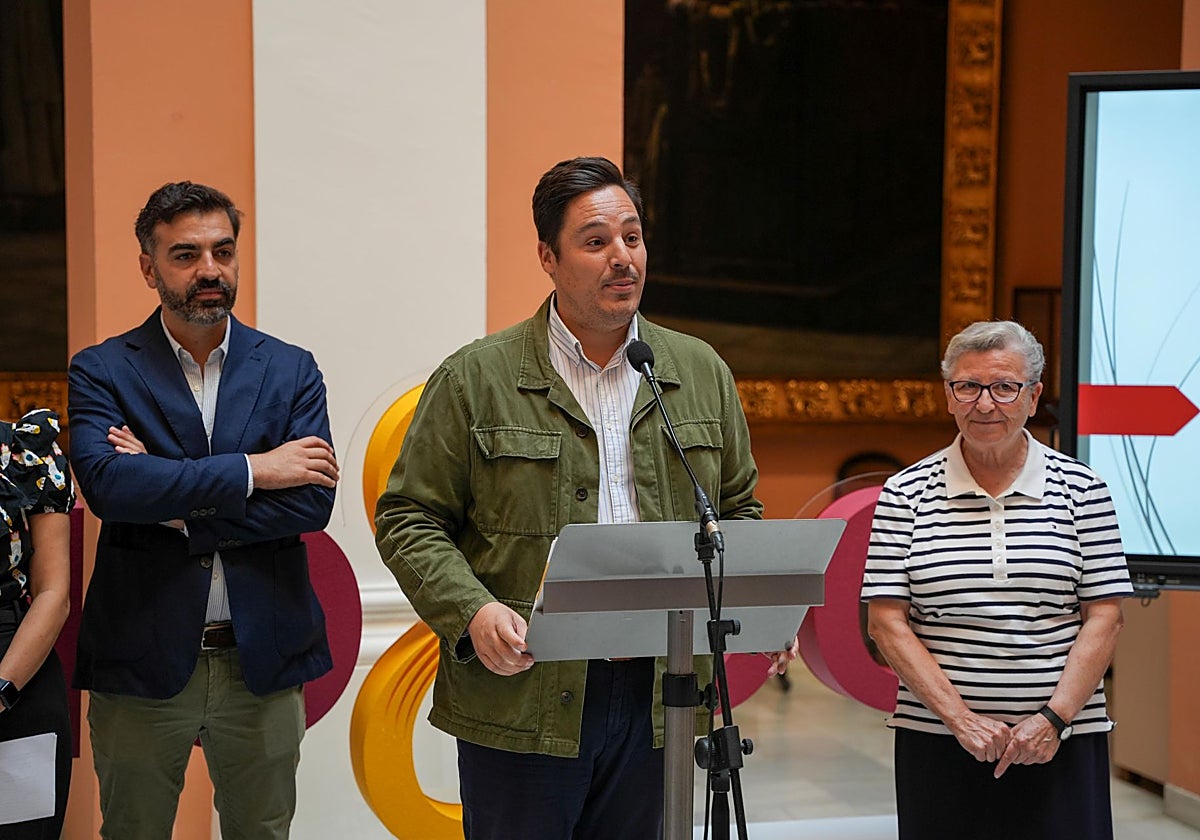 El delegado de Derechos Sociales, José Luis García, junto a las entidades sociales