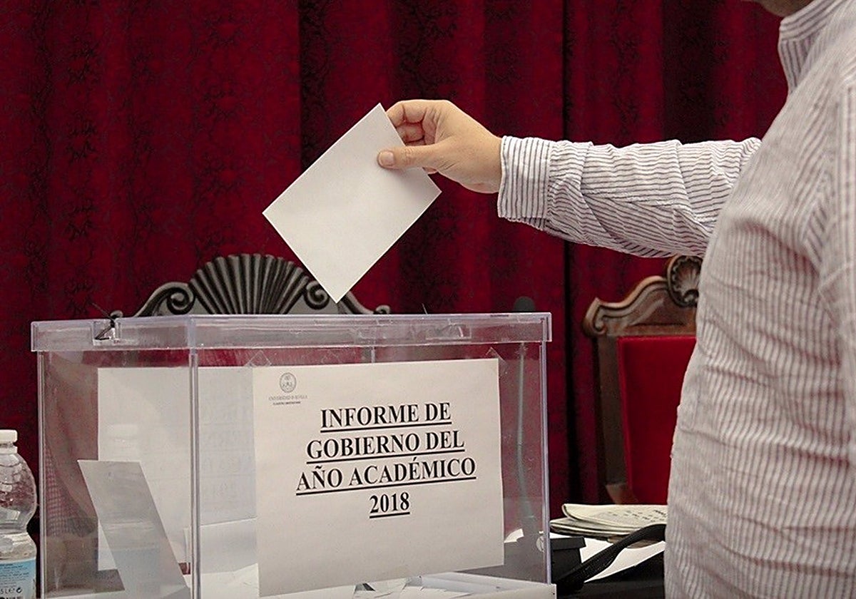 Imagen de archivo de una votación en el Claustro de la Universidad de Sevilla