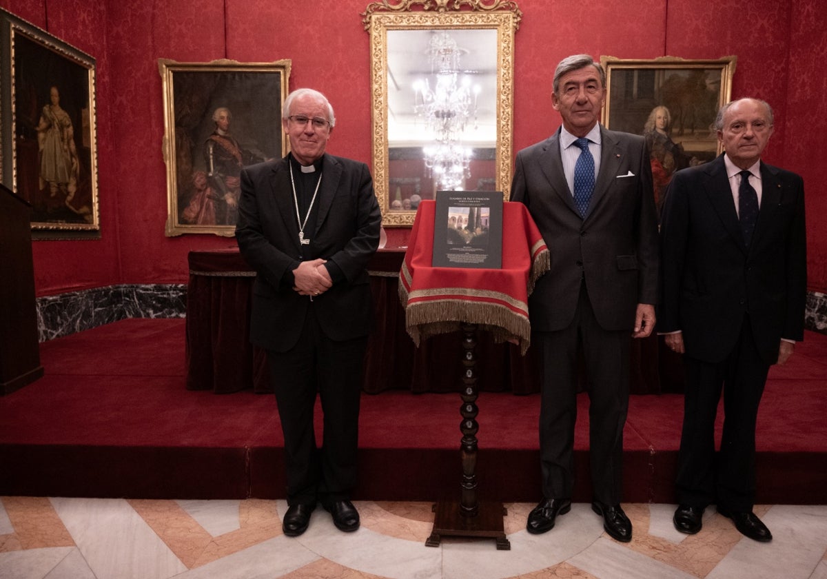 El arzobispo de Sevilla, monseñor José Ángel Saiz Meneses; el teniente de hermano mayor de la Real Maestranza de Caballería, Santiago León Domecq, y el presidente de la Orden de San Clemente y San Fernando, Antonio María González,