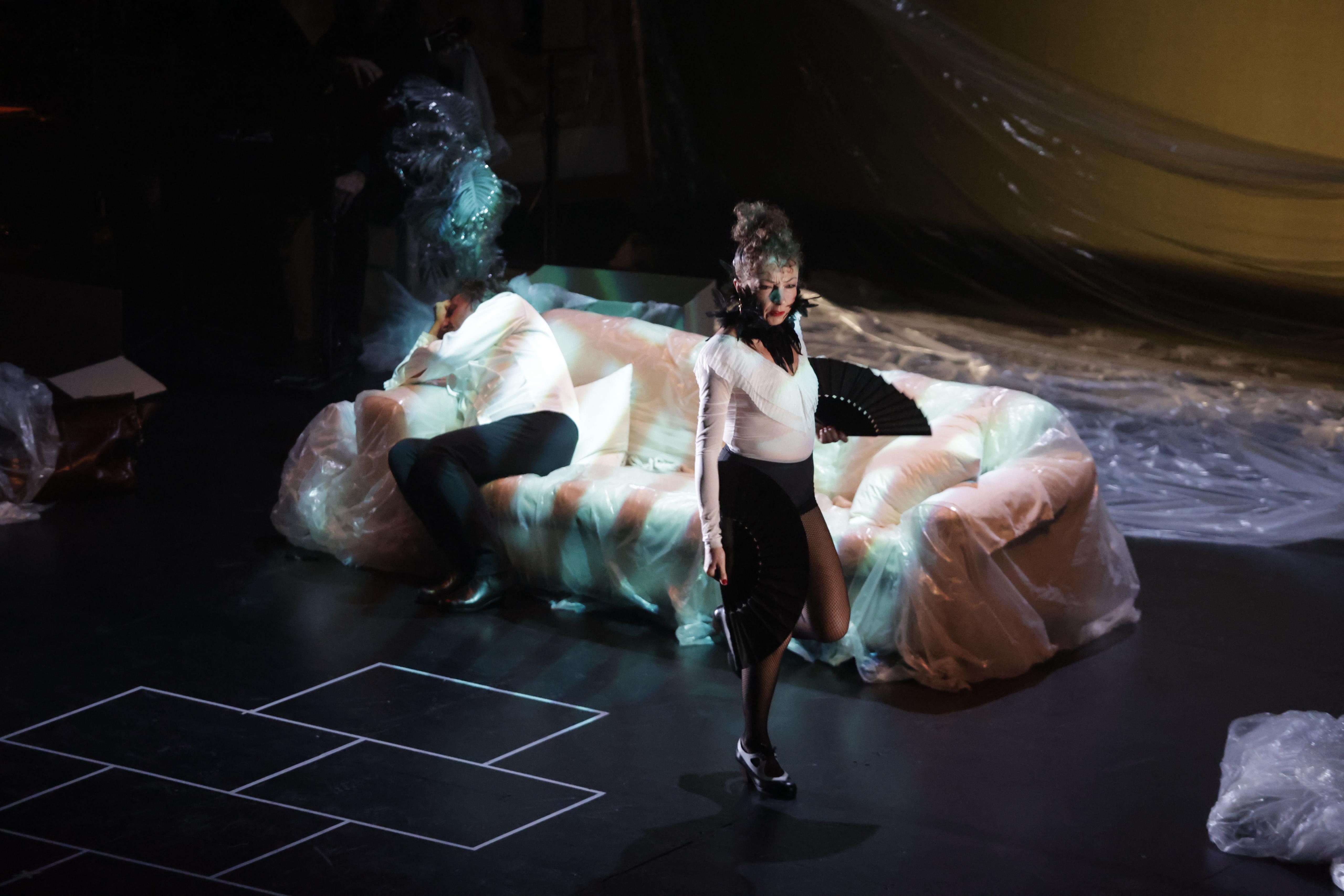 Un momento de la actuación este jueves de los bailarines Javier Barón y Rosario Toledo en la Bienal de Sevilla