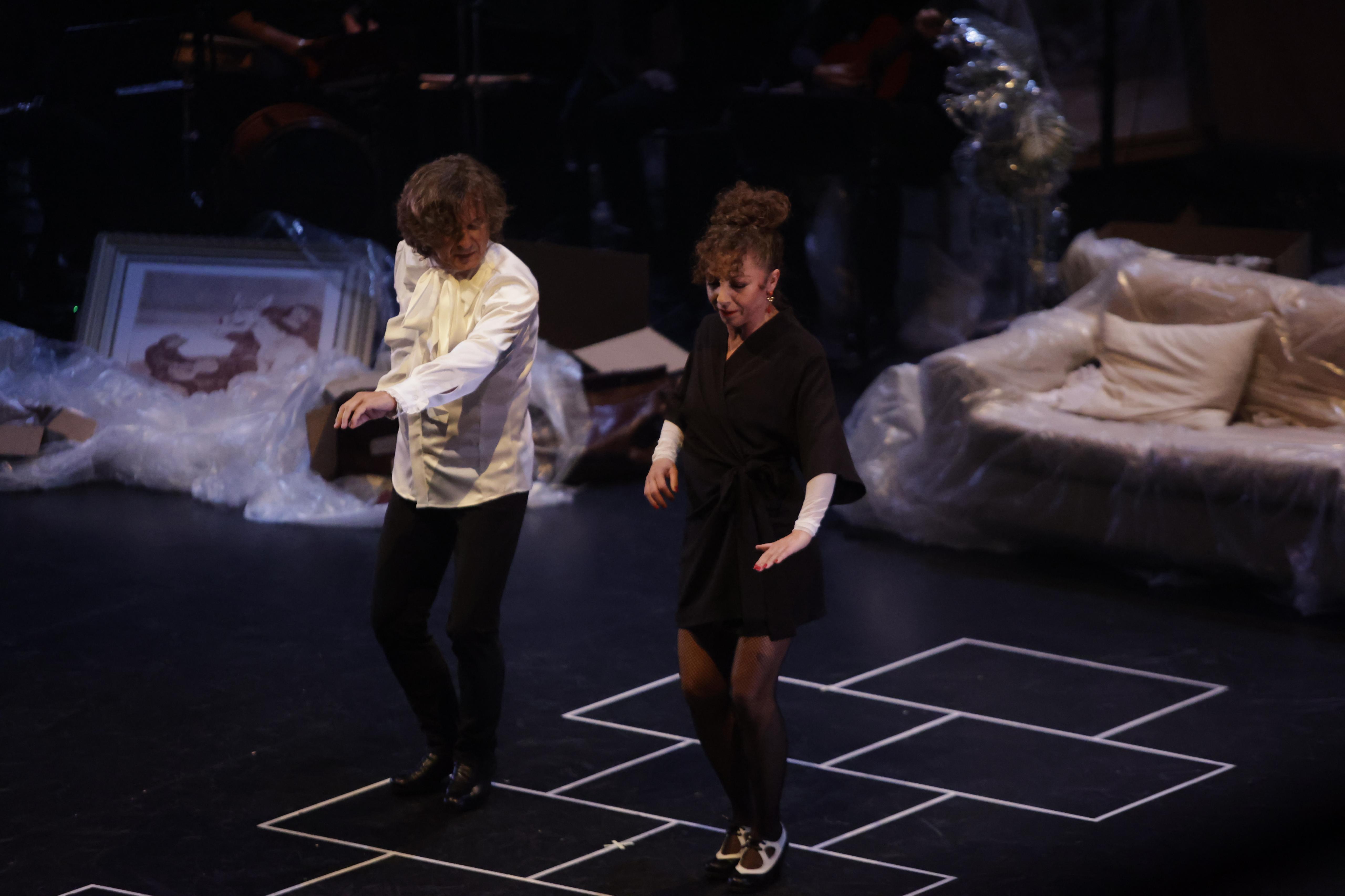 Un momento de la actuación este jueves de los bailarines Javier Barón y Rosario Toledo en la Bienal de Sevilla