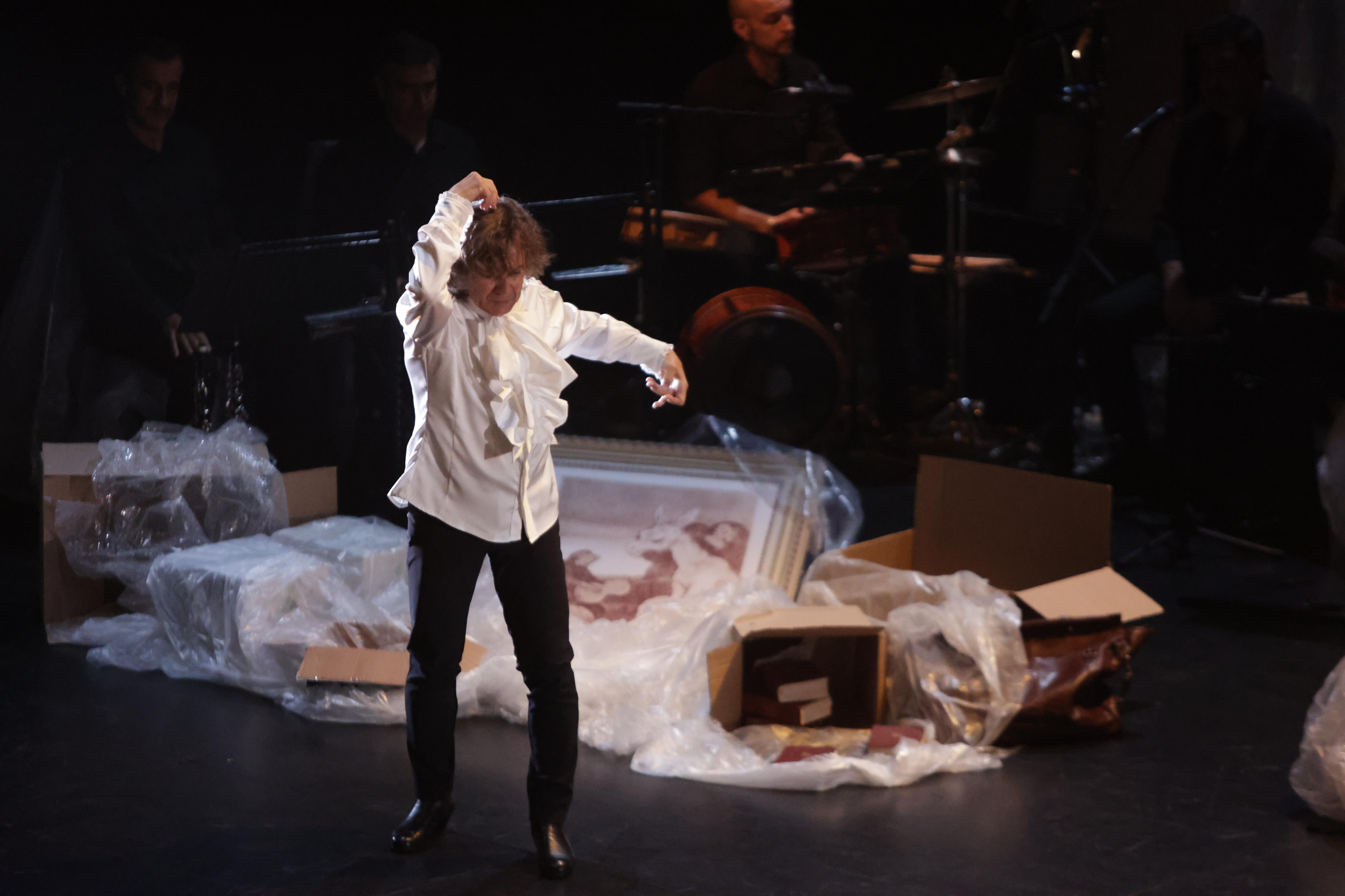 Un momento de la actuación este jueves de los bailarines Javier Barón y Rosario Toledo en la Bienal de Sevilla