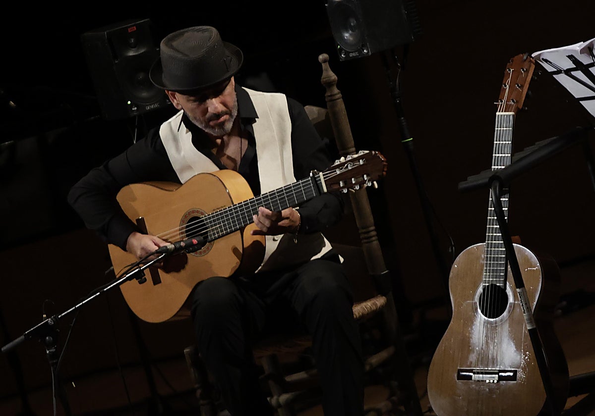 Rycardo Moreno araña su guitarra durante su actuación en el Espacio Turina