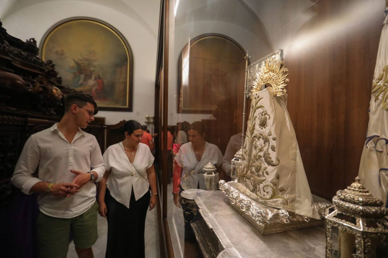 Muchos sevillanos optaron por visitar hermandades como la de la Cena