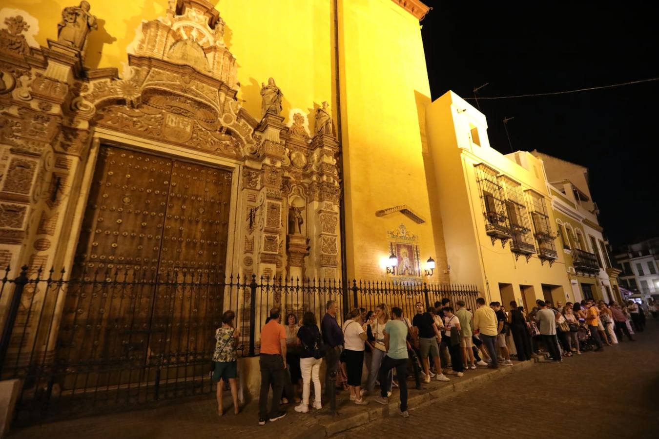 Muchos sevillanos optaron por visitar hermandades como la de la Cena