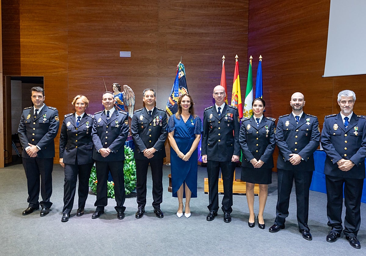 Los policías, mandos y la colaboradora de ABC condecorados con la cruz al mérito policial con distintivo blanco