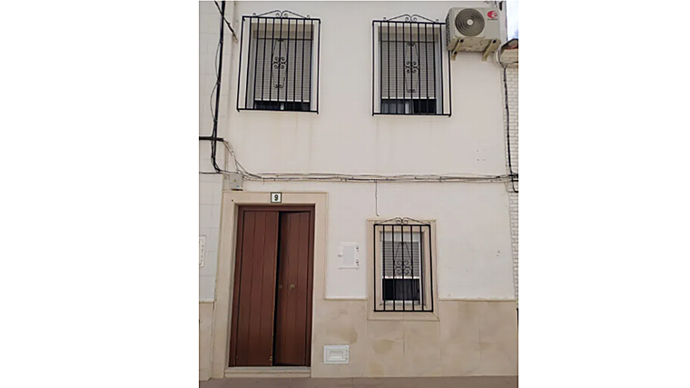 Exterior de la vivienda más cara que hay a la venta en Marinaleda, el pueblo más pobre de Sevilla