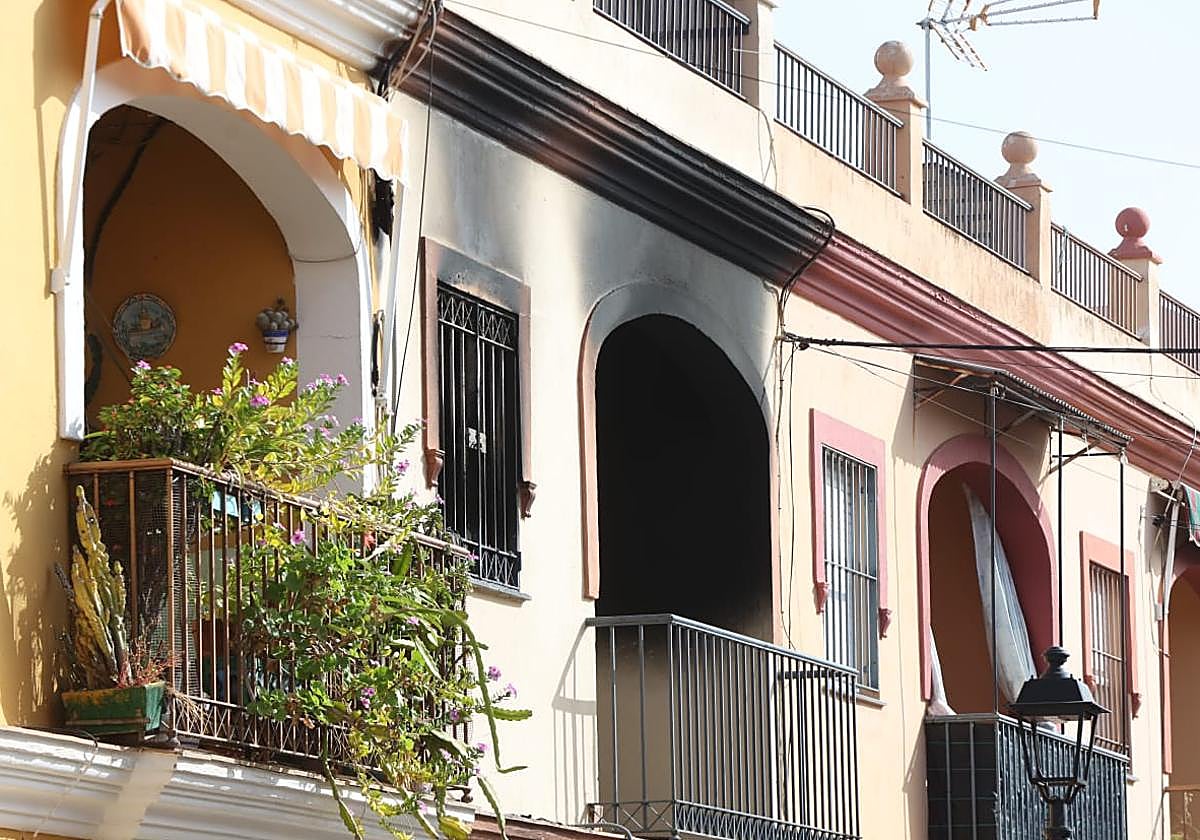 Resto del humo en la vivienda incendiada