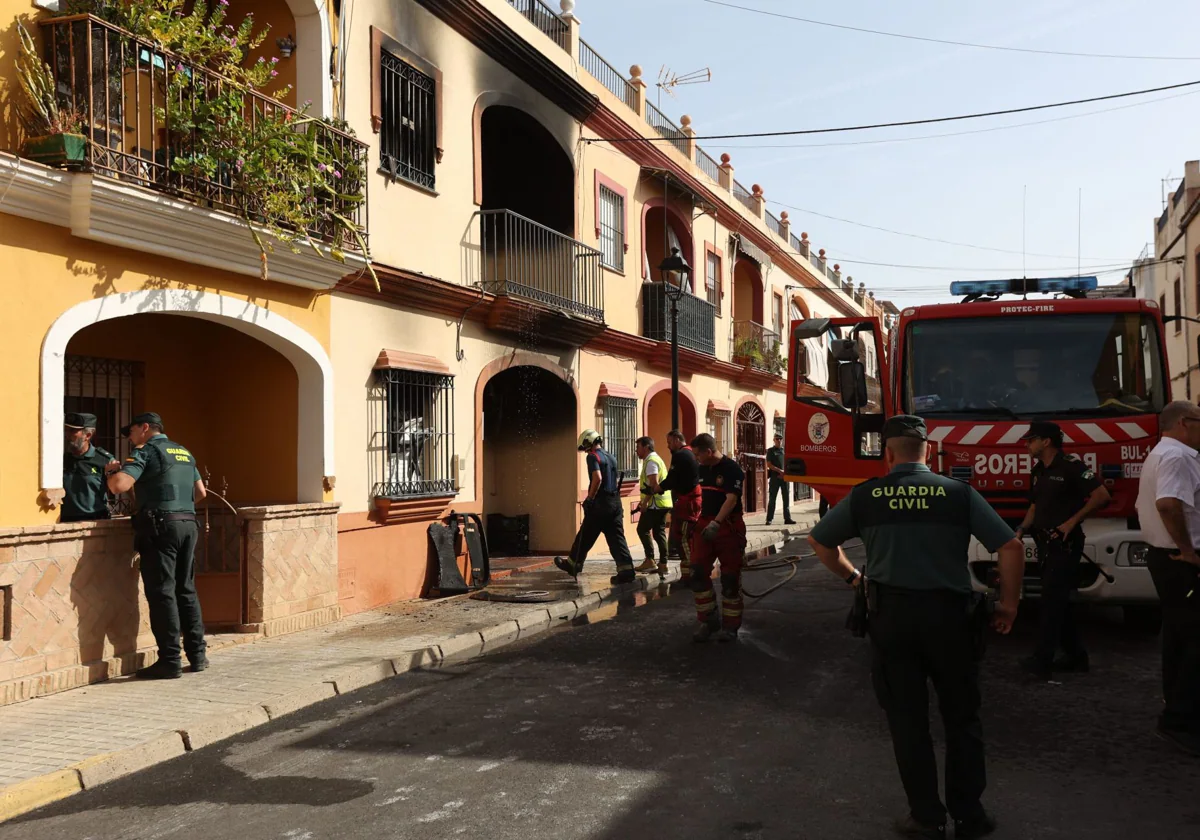 Los bomberos actúan en la casa de la familia fallecida por un incendio en Guillena