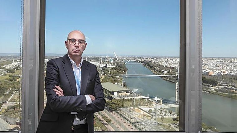 José Ángel Pérez, socio director de NTT Data (antigua Everis) en Andalucía, posa en la planta 17 de Torre Sevilla, una de las tres que ocupa la compañía en el rescacielos