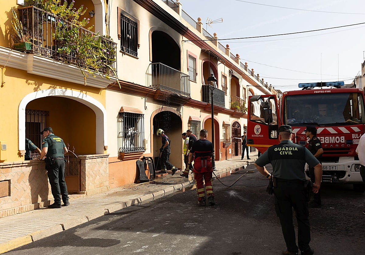 Efectivos de Guardia Civil y Bomberos ayer en Guillena