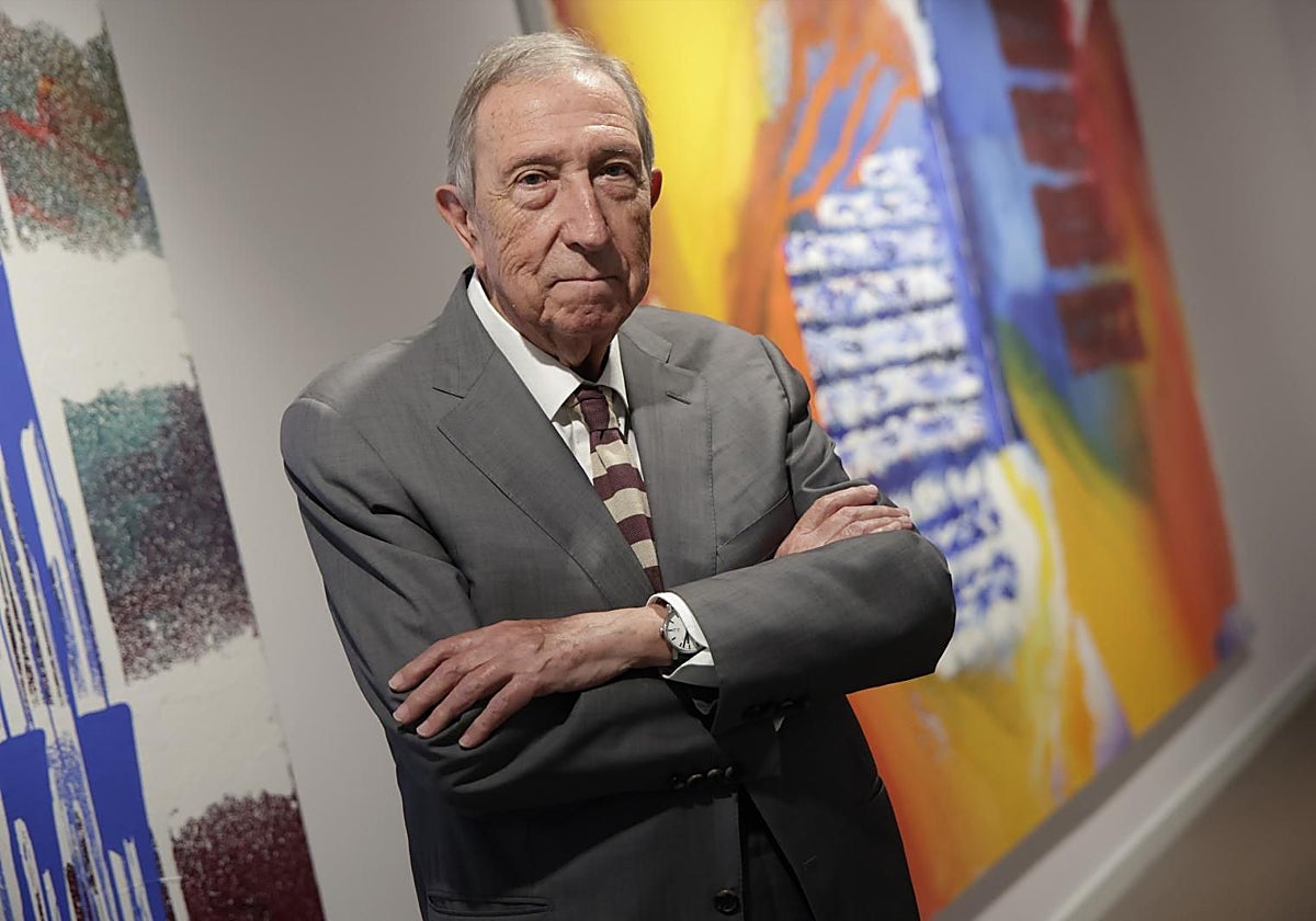 Juan Navarro Baldeweg este lunes junto a sus obras en el Colegio de Arquitectos de Sevilla