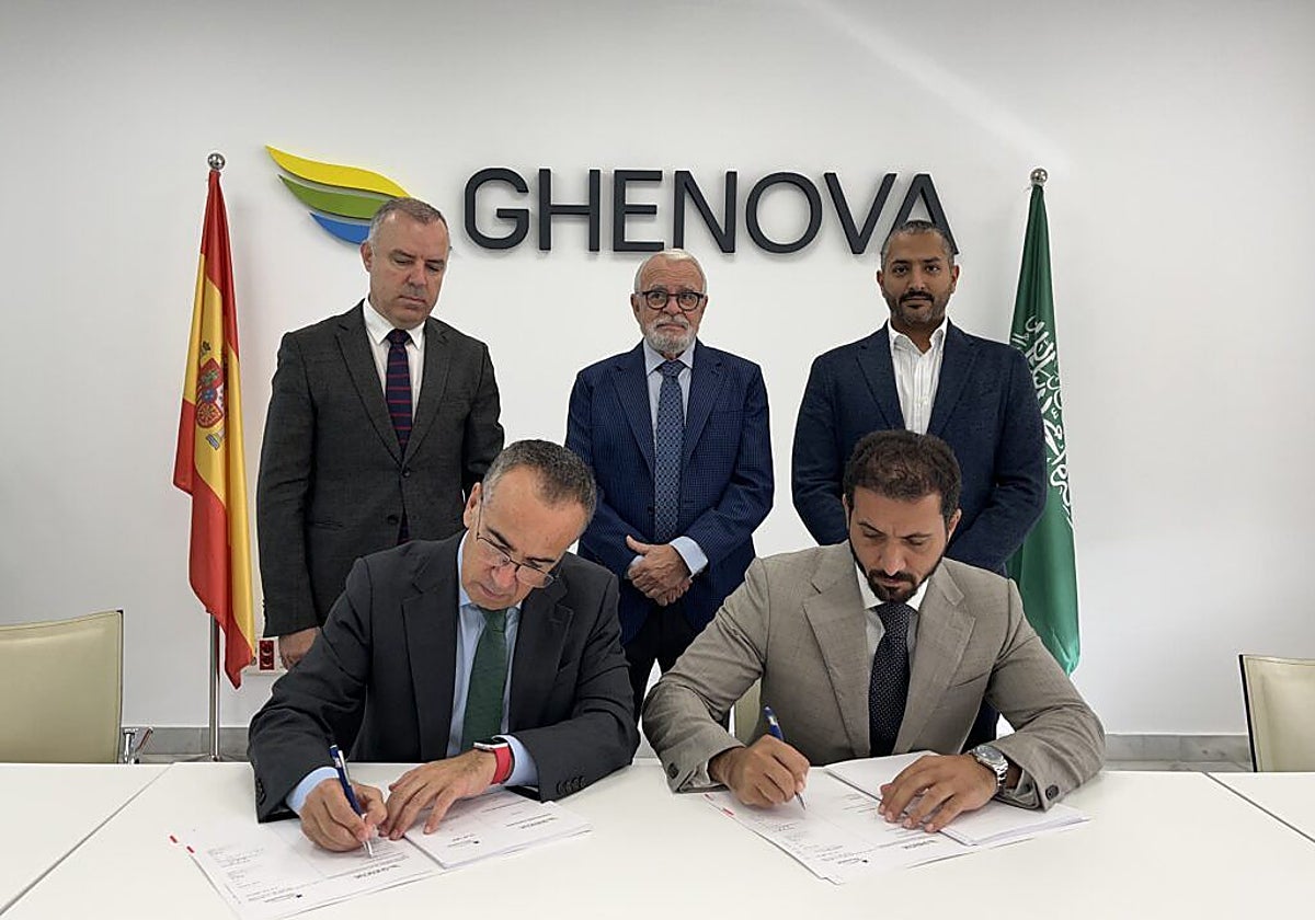 El CEO de Ghenova, Francisco Cuervas, y el director ejecutivo de AlSuwaiket Group, Khalid AlSuwaike