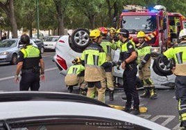 Un coche vuelca y corta todo el tráfico de la Ronda del Tamarguillo de Sevilla