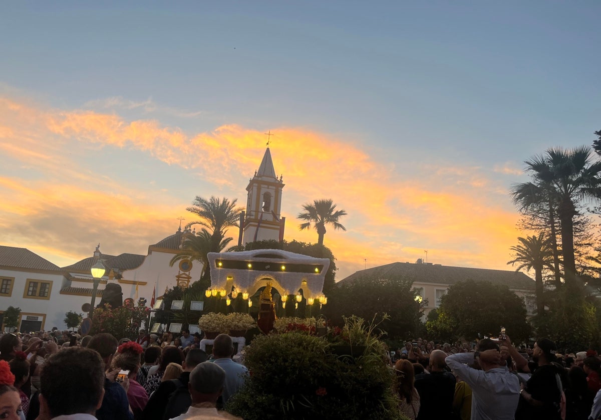 La Virgen de Valme en su carreta de flores de papel rizado