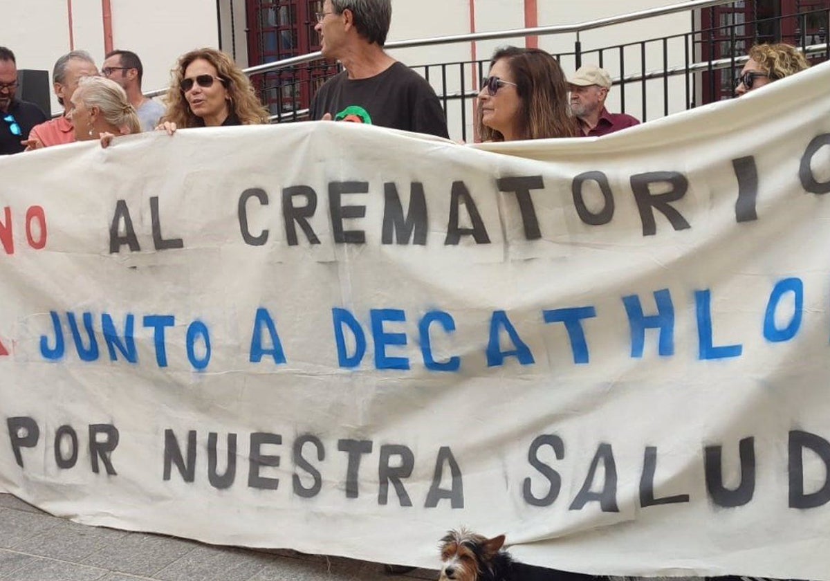 Vecinos de las barriadas Hacienda San Antonio y Hacienda El Rosario ante el Ayuntamiento de Alcalá