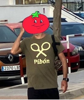 Imagen secundaria 2 - Sobre estas líneas, imitación de prendas de Silbón en mercadillos andaluces, y a la derecha, un consumidor con una camiseta que usa el logo de la marca cordobesa pero con el nombre de Pibón en lugar de Silbón