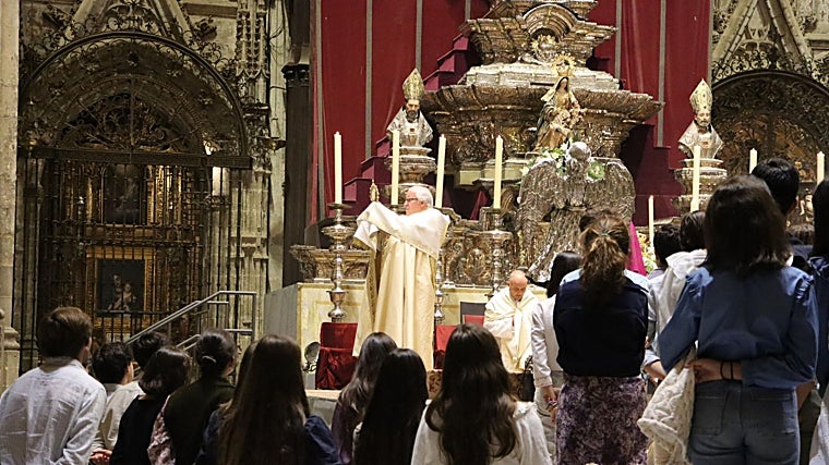 Un millar de asistentes acudieron a la adoración eucarística en la Catedral