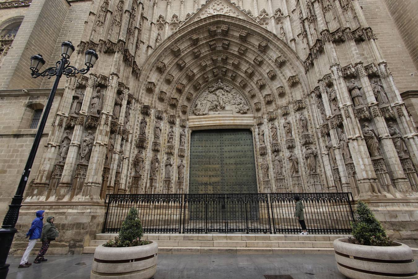 Los paraguas han inundado las calles del Centro de Sevilla durante el día de la Fiesta Nacional