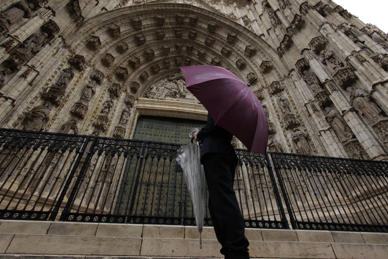 Los paraguas han inundado las calles del Centro de Sevilla durante el día de la Fiesta Nacional