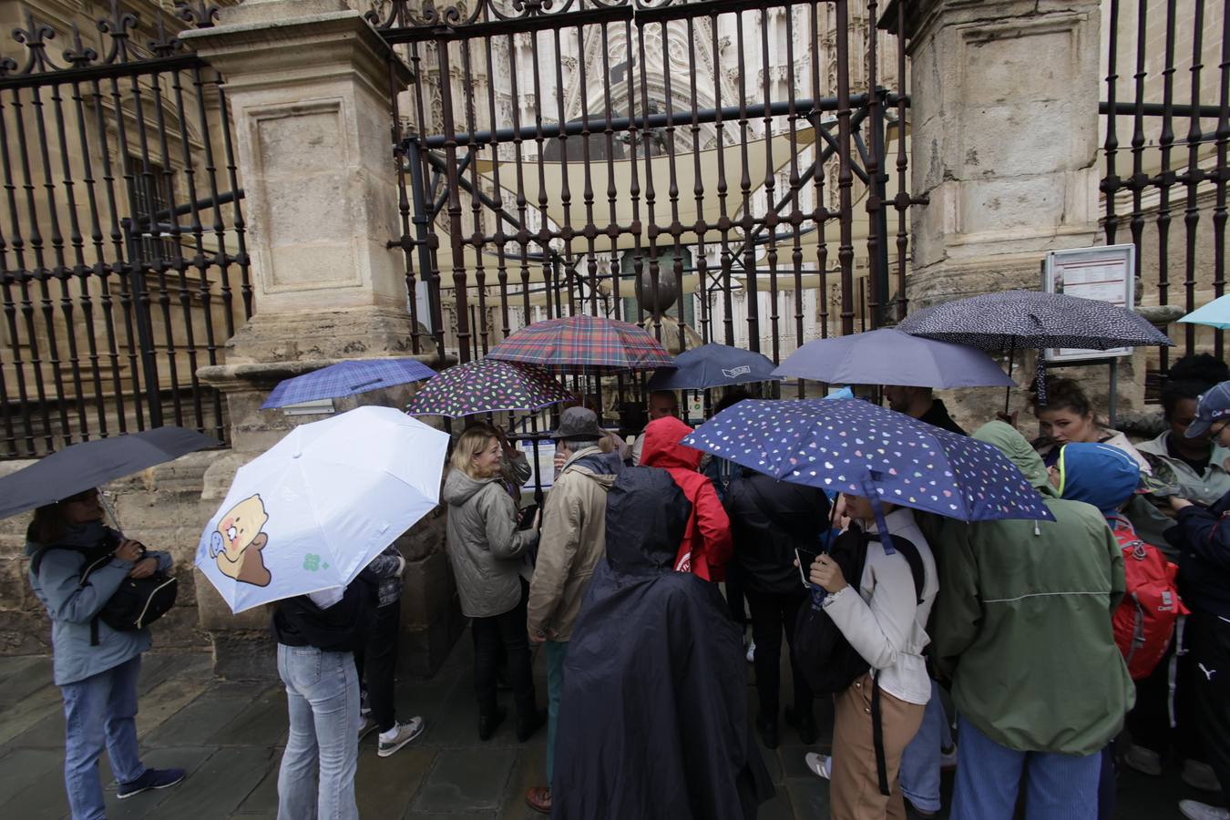 Los paraguas han inundado las calles del Centro de Sevilla durante el día de la Fiesta Nacional