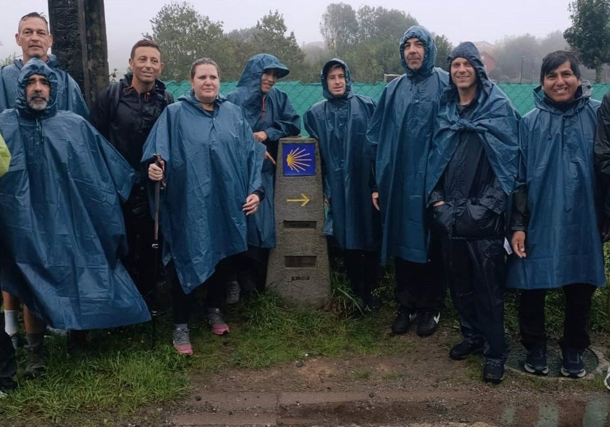 Grupo de internos y voluntarios en un tramo del Camino de Santiago, en una acción promovida por Instituciones Penitenciarias