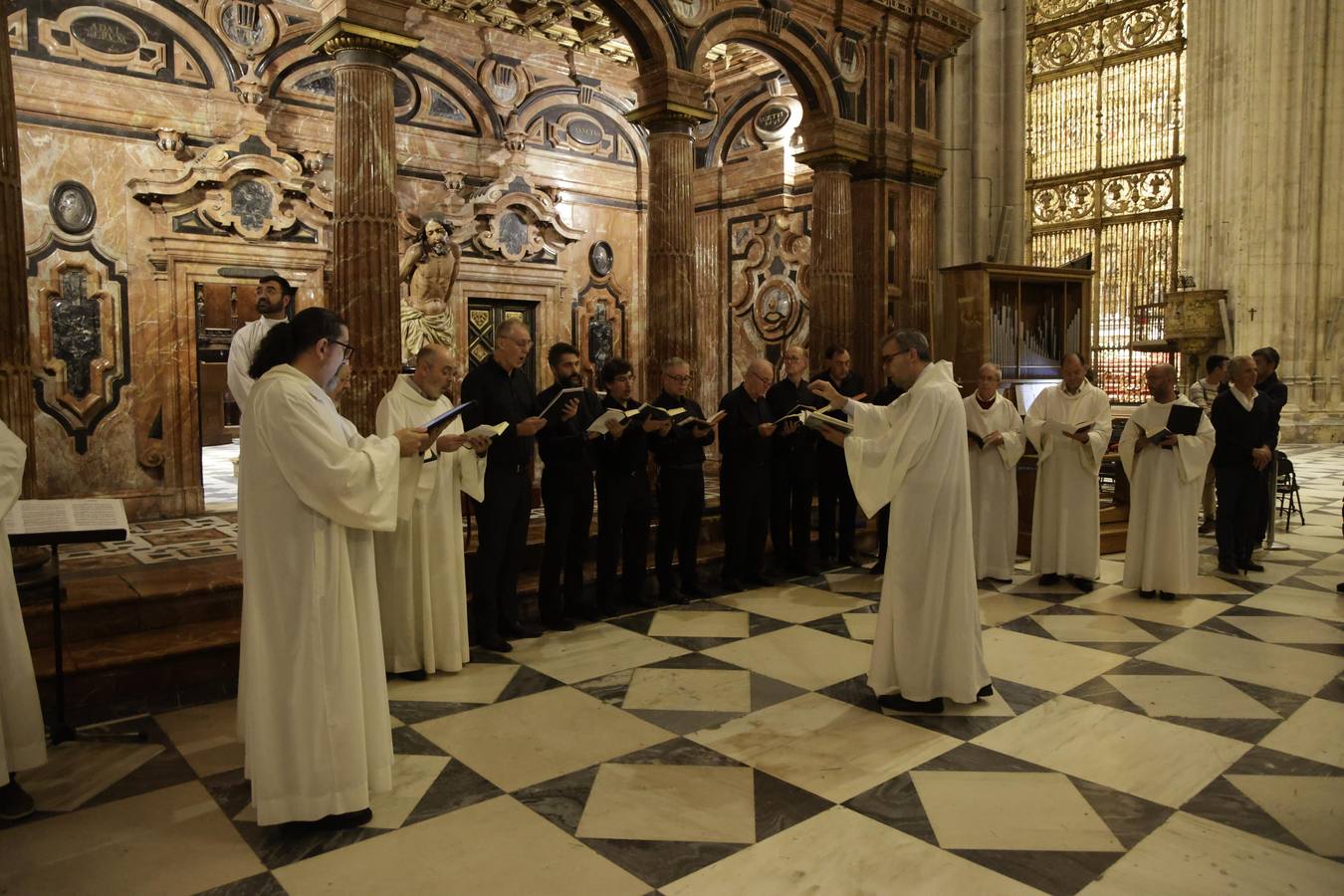 Homenaje ante la tumba de Colón en la Catedral de Sevilla y Te Deum en la capilla de la Virgen de la Antigua