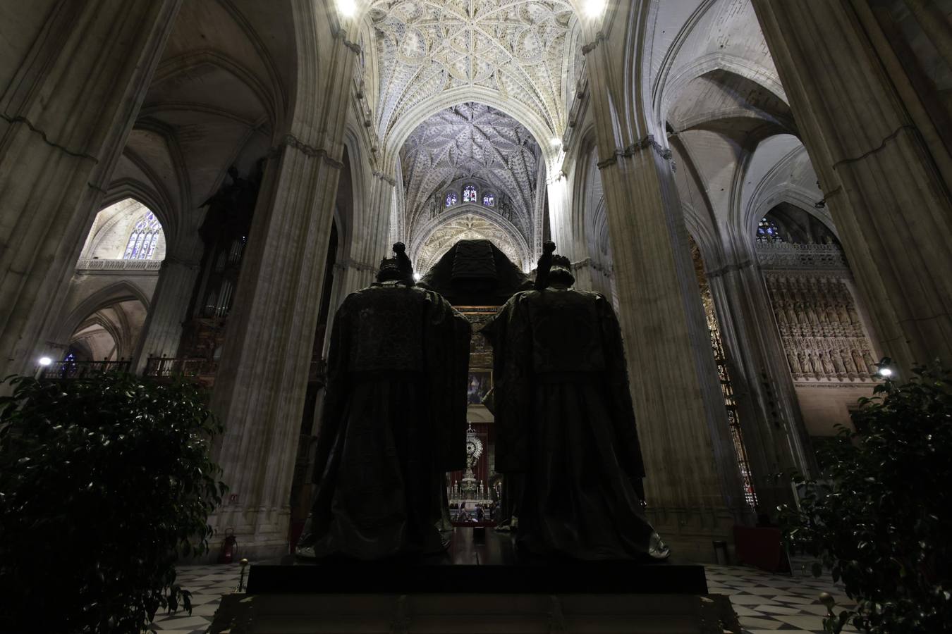 Homenaje ante la tumba de Colón en la Catedral de Sevilla y Te Deum en la capilla de la Virgen de la Antigua