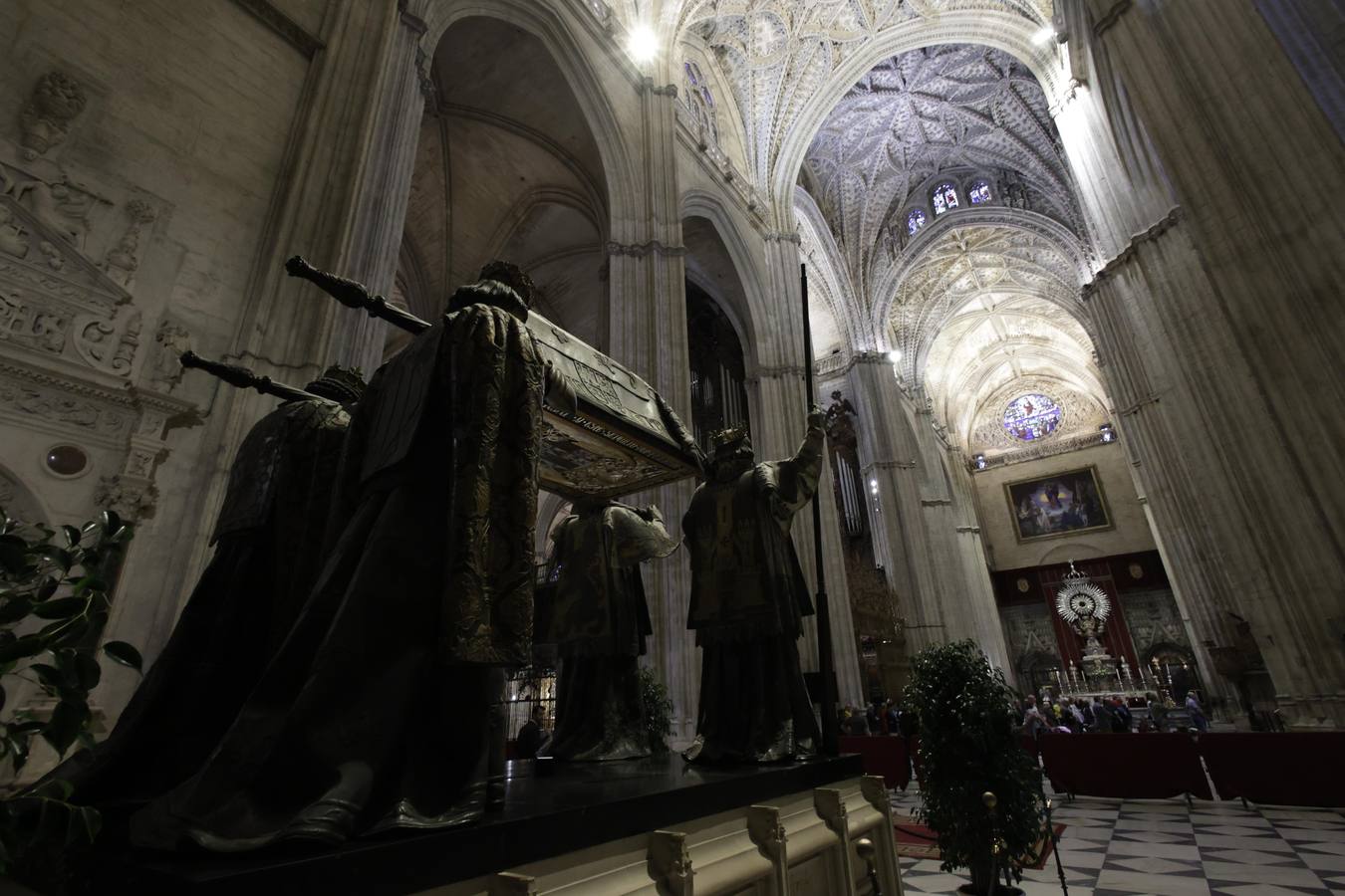 Homenaje ante la tumba de Colón en la Catedral de Sevilla y Te Deum en la capilla de la Virgen de la Antigua