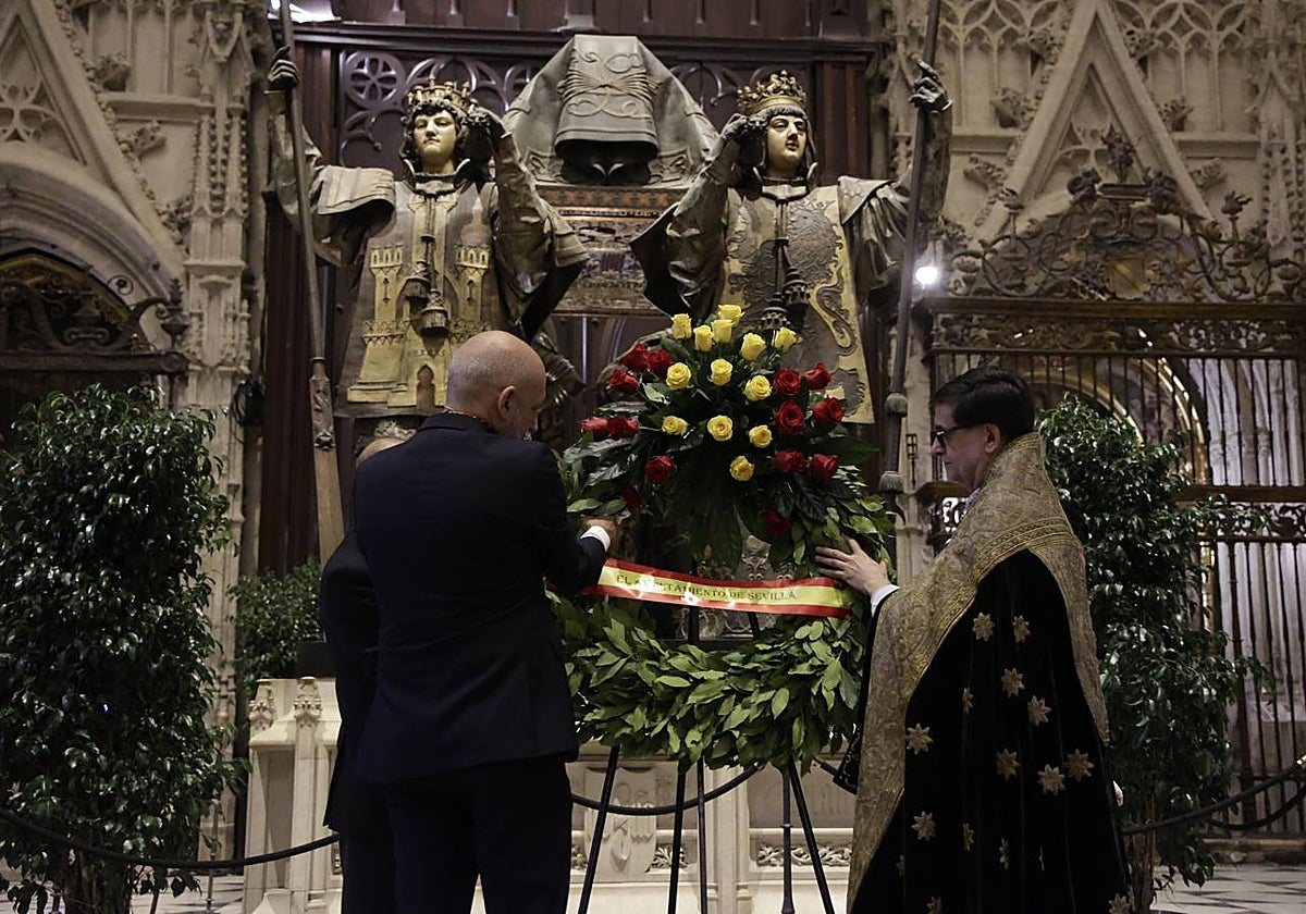 Homenaje ante la tumba de Colón en la Catedral de Sevilla