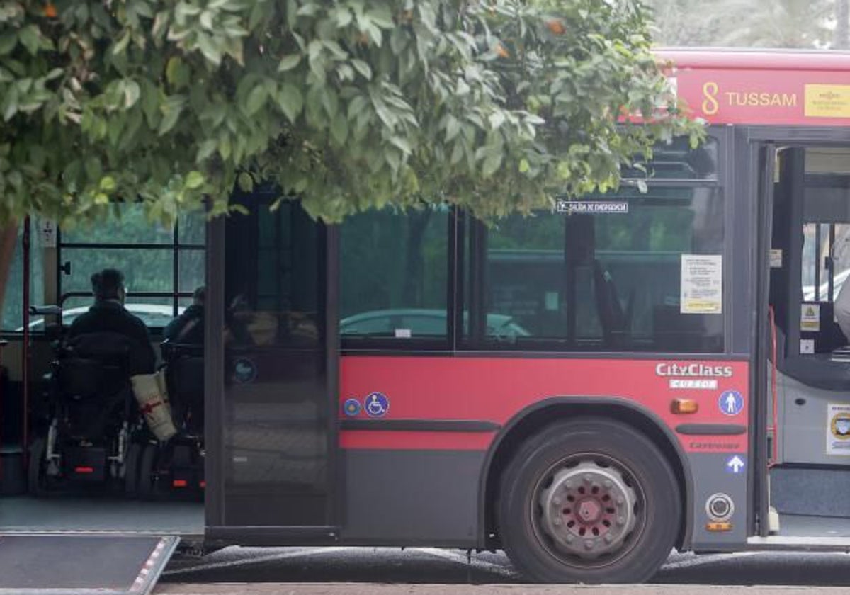 Autobús de Tussam con la rampa para acceso de discapacitados bajada