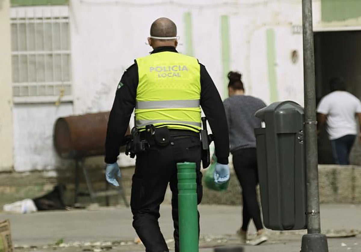 Agente de policía en las Tres Mil Viviendas