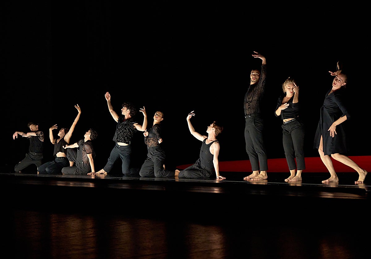 Una de las escenas de 'Magnifiques' de la compañía de Michel Kelemenis que ha estrenado en el teatro de la Maestranza