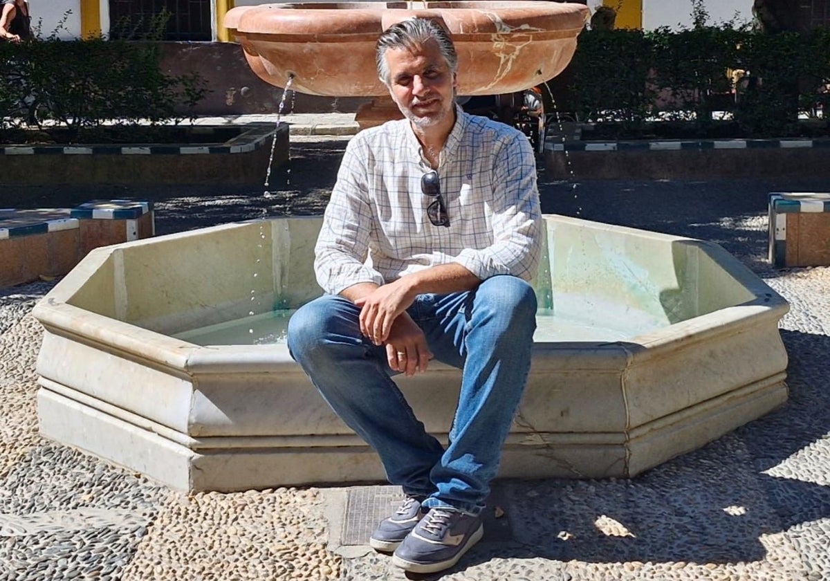 Miguel Ángel Domínguez Caballero en la sevillana Plaza de Doña Elvira