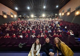 Juan Jesús Galocha con alumnos del colegio Adharaz-Altasierra