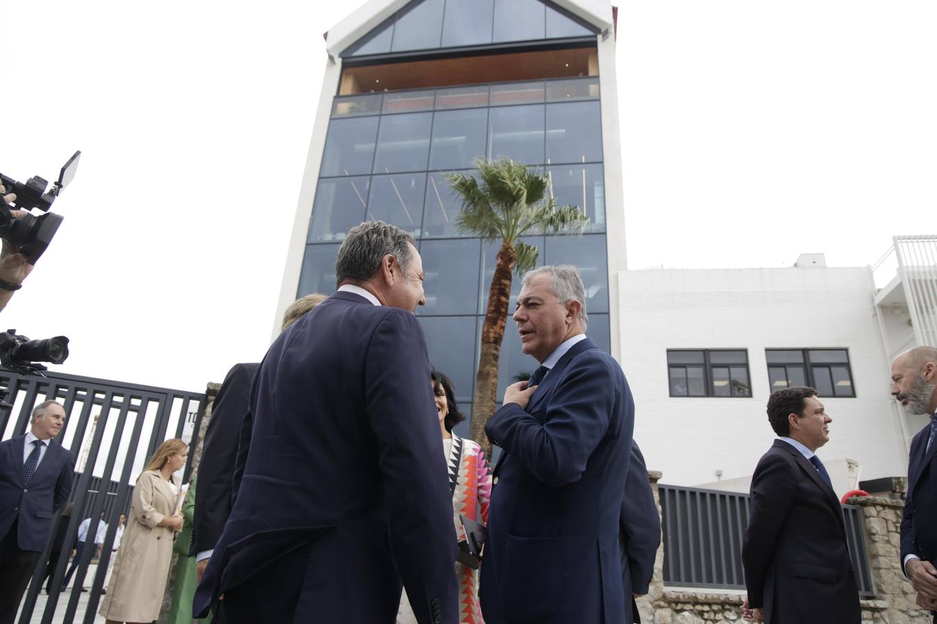 A la inauguración han asistido Rocío Blanco, consejera de Empleo, Empresa y Trabajo Autónomo; José Luis Sanz, alcalde de Sevilla; Carmen Ponce, presidenta de la Fundación Cruzcampo; Francisco Herrero, presidente de la Cámara de Comercio; y Etienne Strijp, presidente ejecutivo de Heineken España