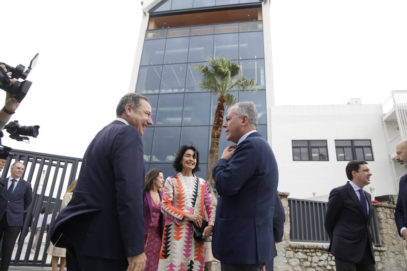 A la inauguración han asistido Rocío Blanco, consejera de Empleo, Empresa y Trabajo Autónomo; José Luis Sanz, alcalde de Sevilla; Carmen Ponce, presidenta de la Fundación Cruzcampo; Francisco Herrero, presidente de la Cámara de Comercio; y Etienne Strijp, presidente ejecutivo de Heineken España