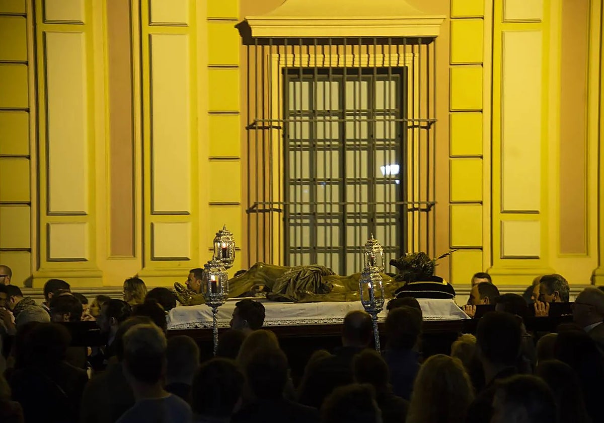 El Cristo Yacente del Santo Entierro en su vía crucis