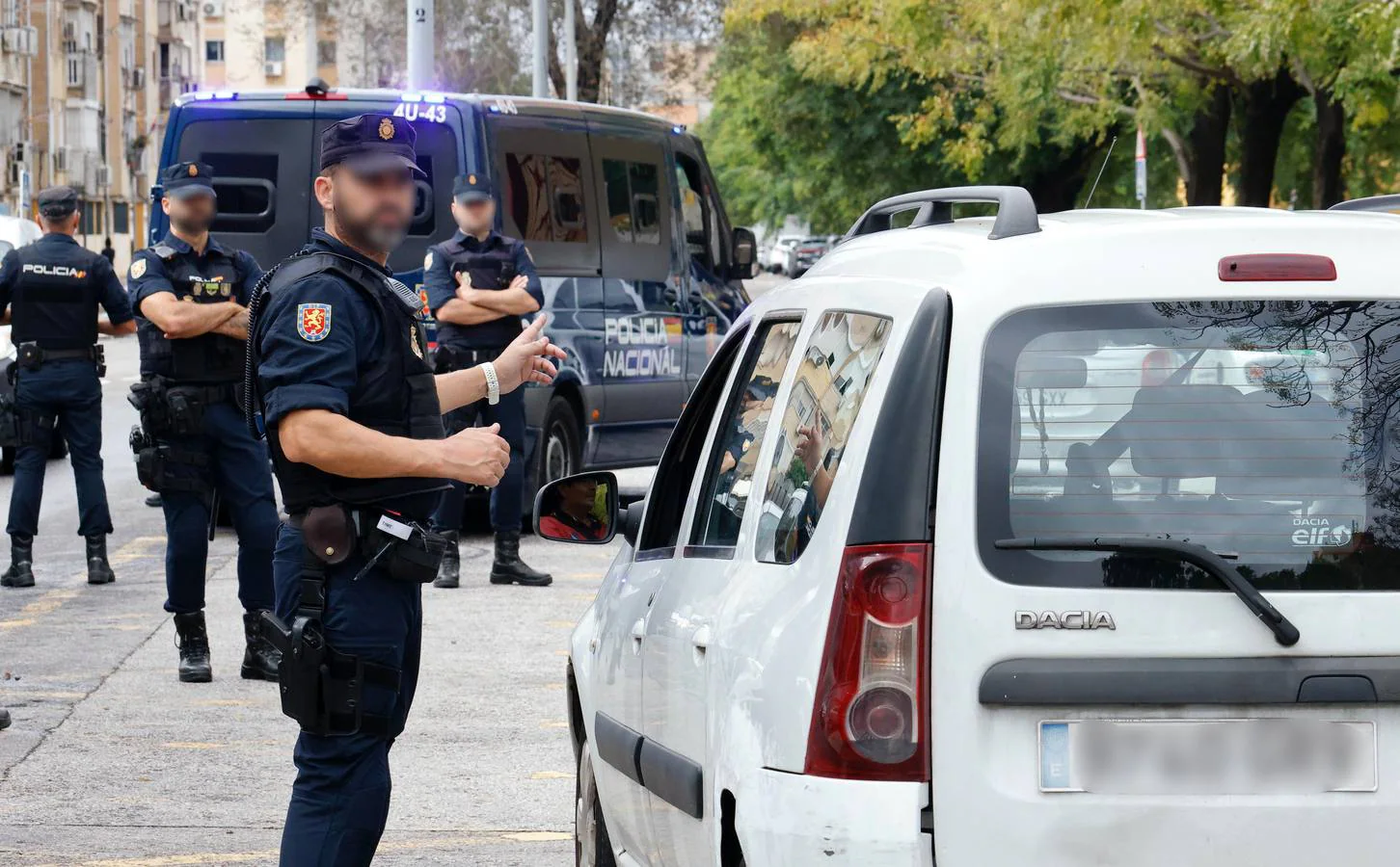 Gran operativo policial en el barrio de las Tres Mil Viviendas