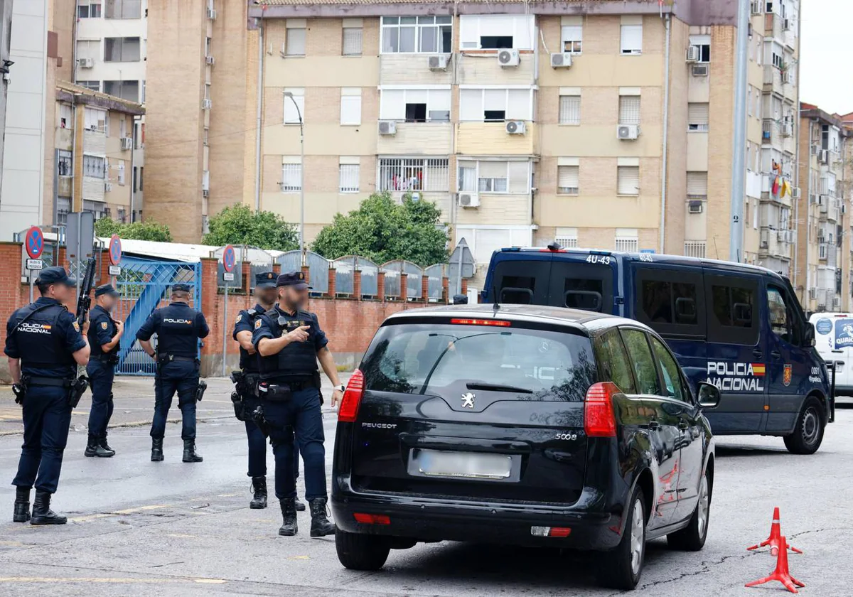 Gran operativo policial en el barrio de las Tres Mil Viviendas