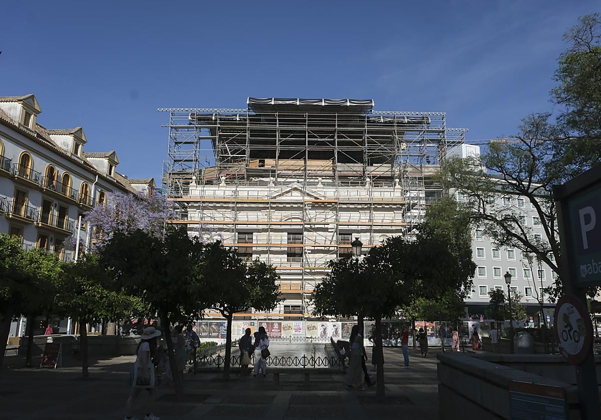 Andamios en San Hermenegildo, donde se han reanudado las obras