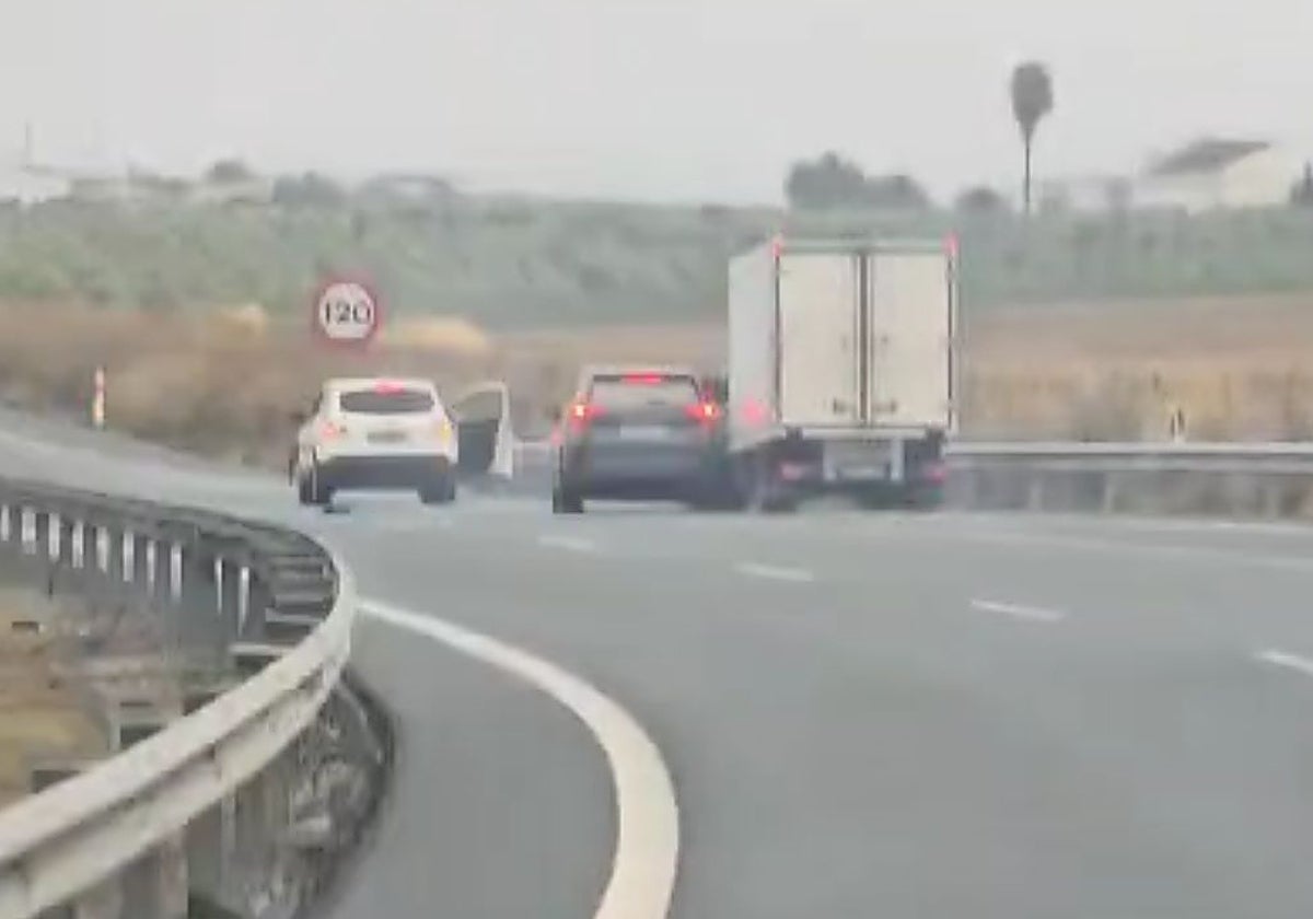 Momento en el que los dos vehículos consiguen desplazar al camión hasta el arcén para proceder al robo