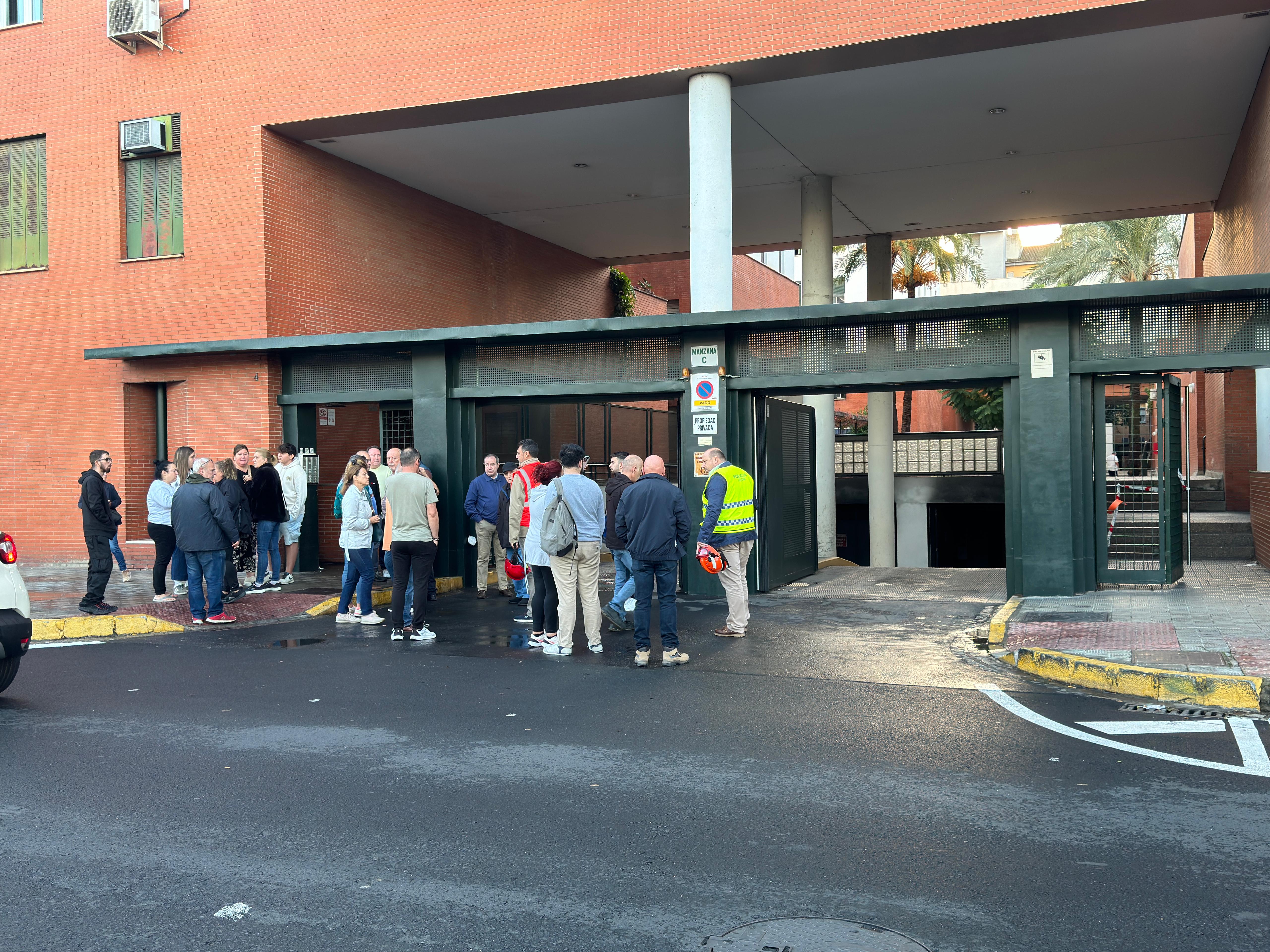 Los vecinos, a las puertas del garaje incendiado