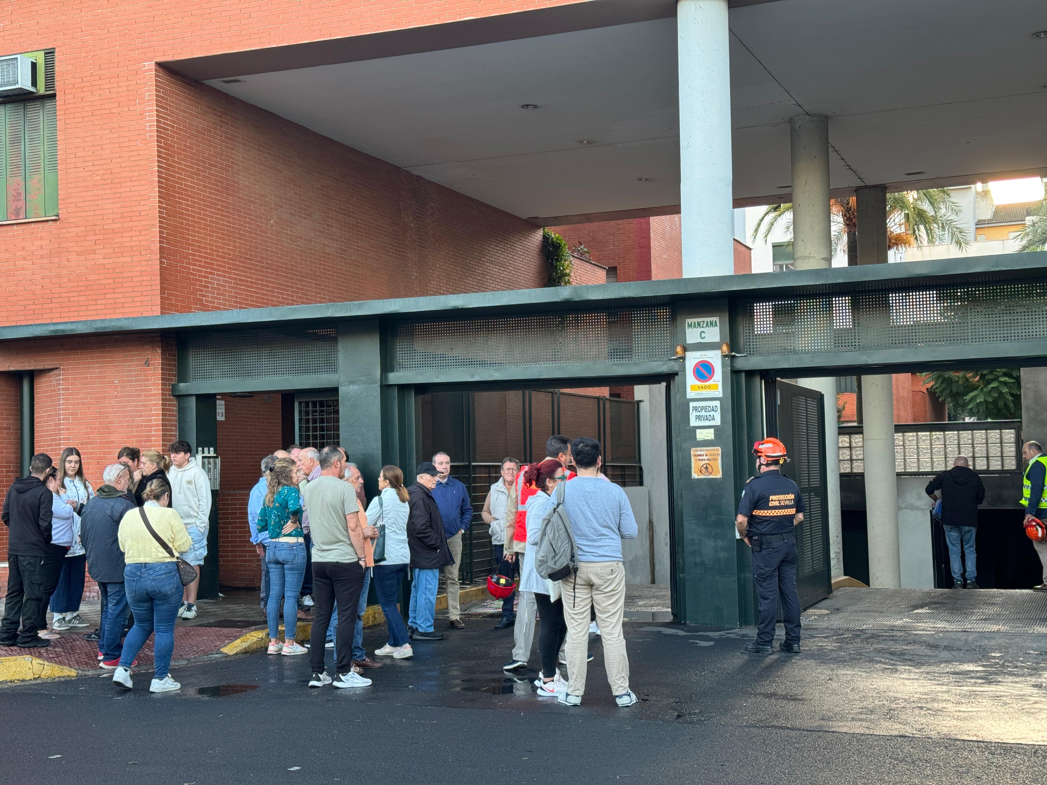 Los vecinos, a las puertas del garaje incendiado