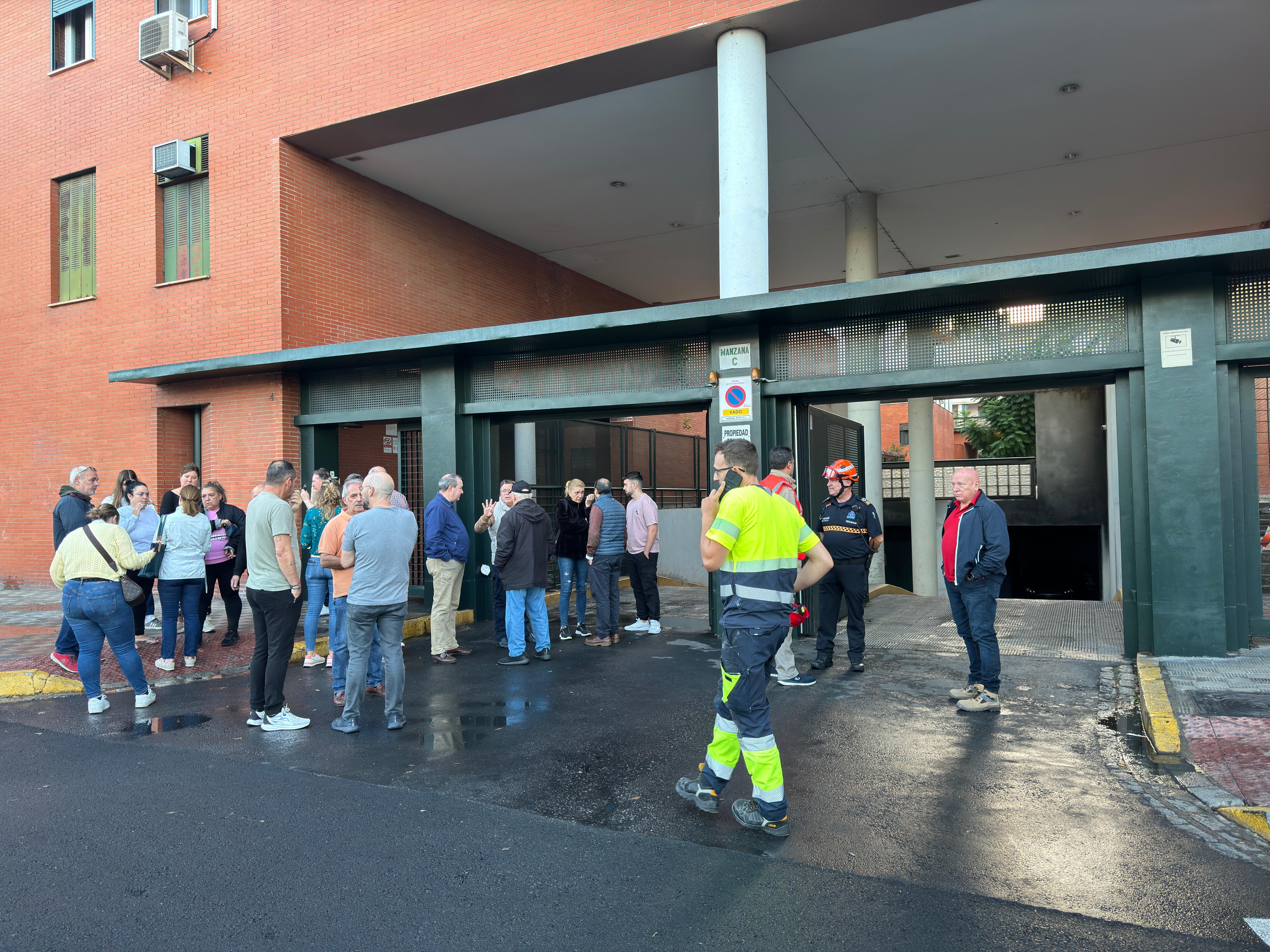 Los vecinos, a las puertas del garaje incendiado