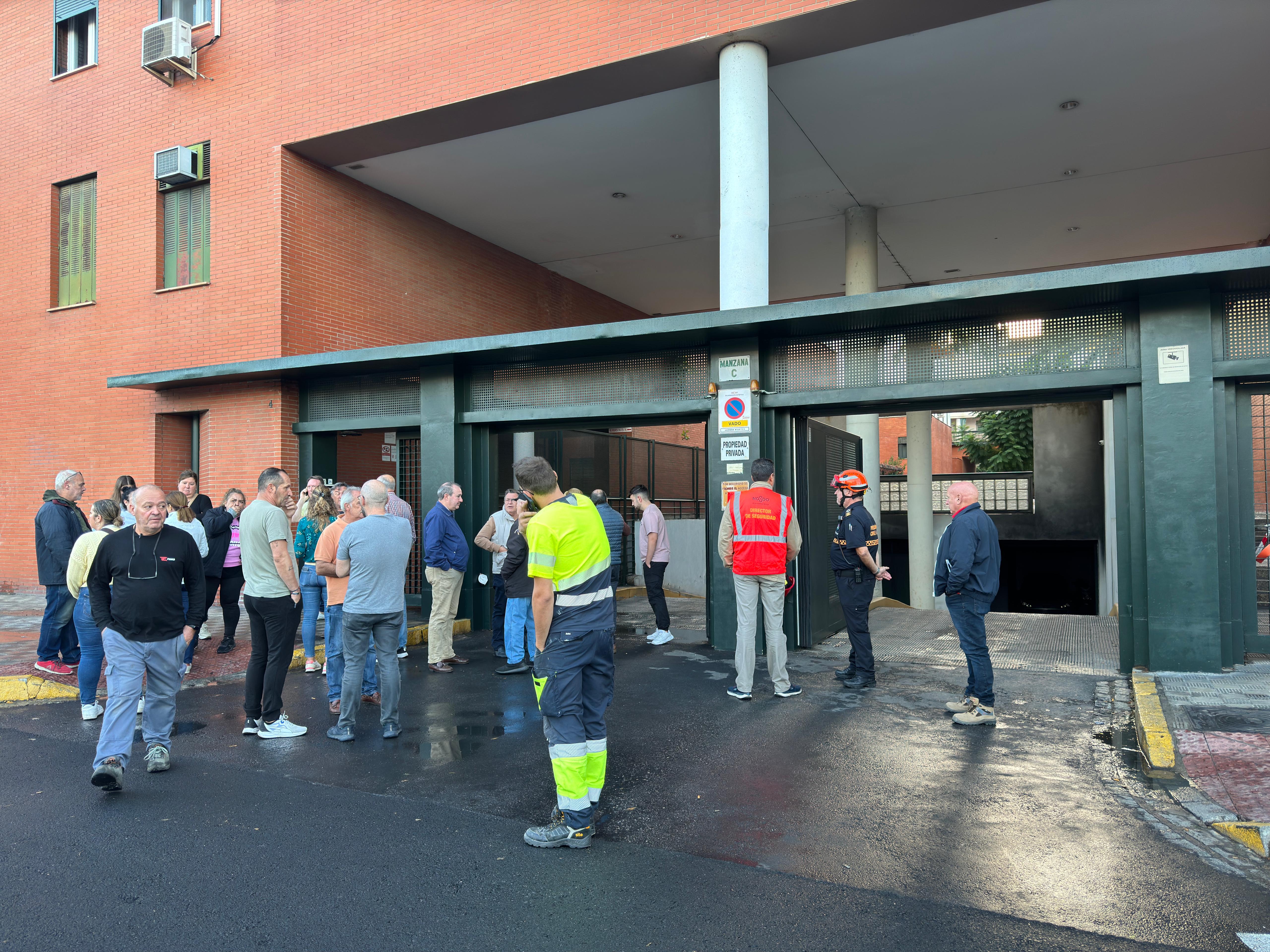 Los vecinos, a las puertas del garaje incendiado