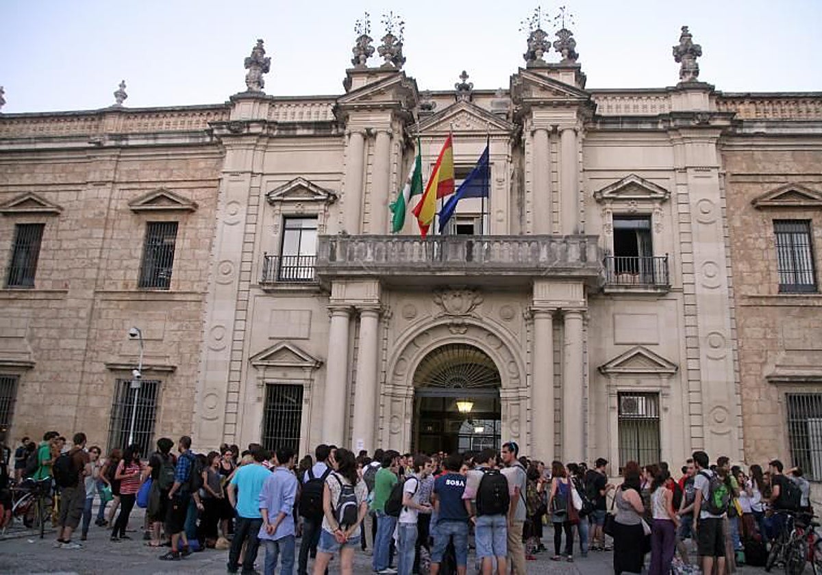 Estudiantes en la puerta del Rectorado de la Universidad de Sevilla