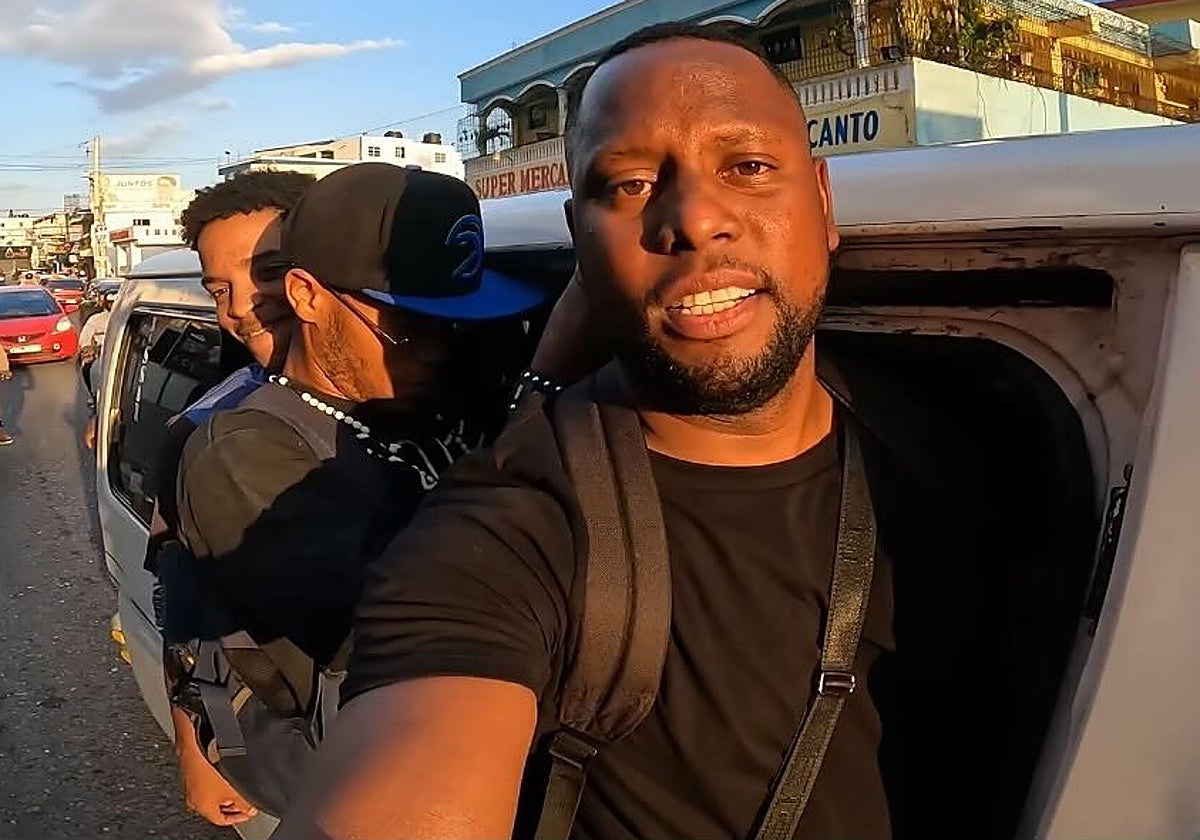 Óscar de León en una de sus grabaciones para su canal de YouTube