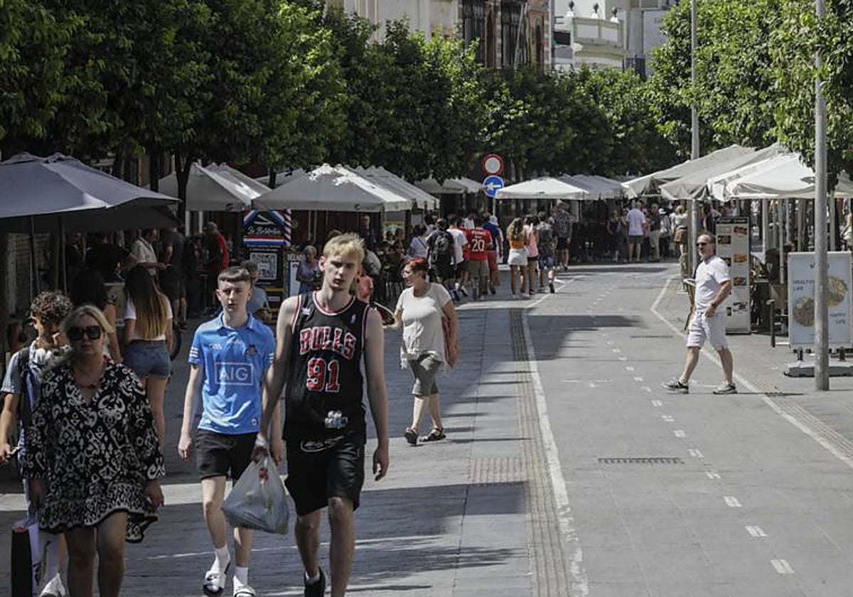 Paseantes por la calle San Jacinto del barrio de Triana