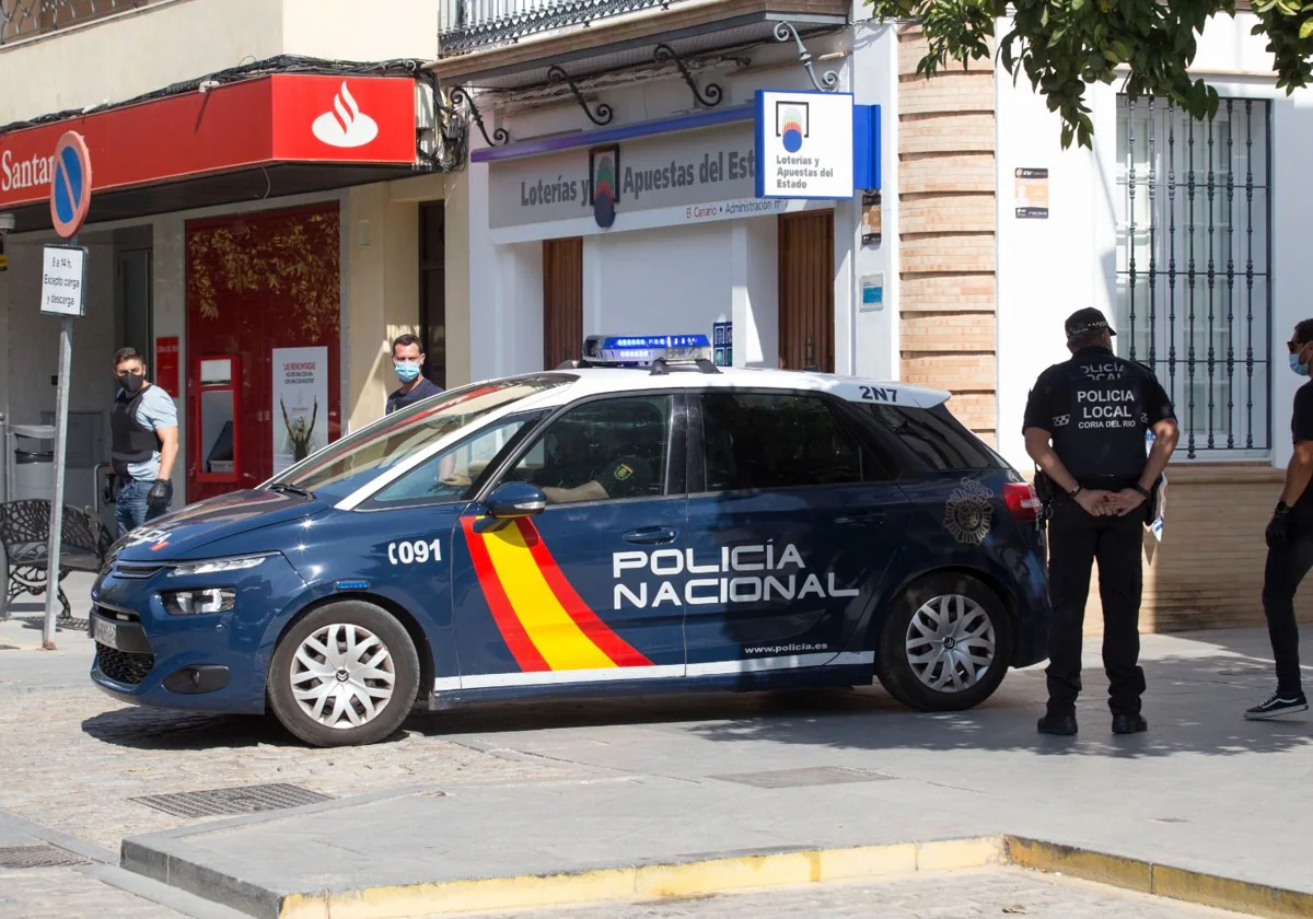 Un coche de la Policía en Coria